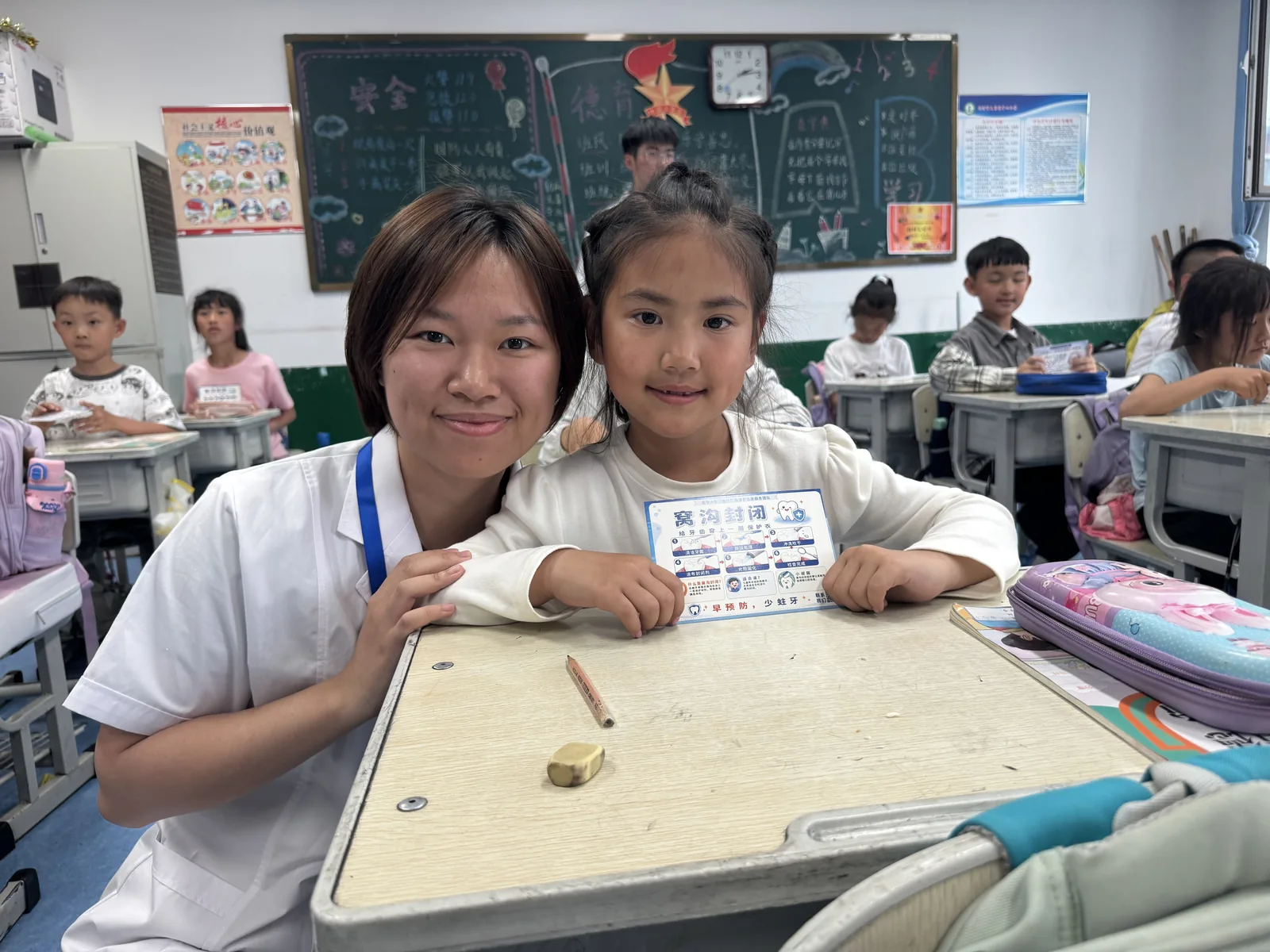 孩子们展示科普明信片（2026 · 吉林）